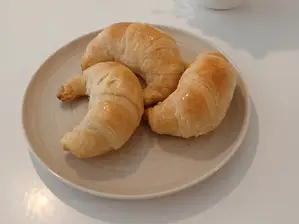 Medialunas dulces calentitas de (PARÉNTESIS)
