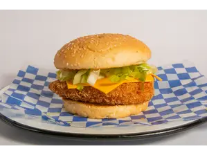 Peluquita chicken + Papas fritas de PELUQUITA DELI
