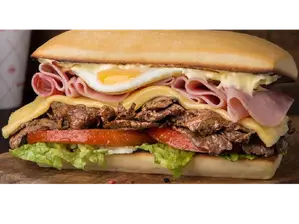 Super lomito con papas fritas de Pinta Pizza