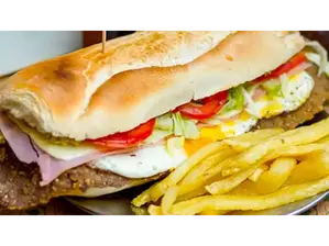 Super sandwich de milanesa con papas frtas de Pinta Pizza