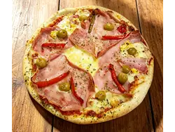 02 - COMBINADA | Muzzarella, salsa, aceitunas y anchoas de Pizzeria El Mundo Carloncho