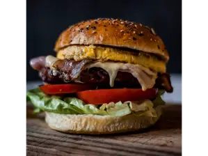 EL SELLO DE LA CASA (Lechuga, tomate, jamón, queso, huevo y panceta crocante.) de POSTA Qué Rico, Taller de Hamburguesas