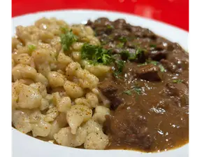 GOULASH CON SPAETZLE de Punki