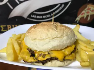 Doble carne, doble cheddar + papas de Rafael hamburgueseria