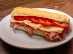 Baguete de crudo muza y tomate de RICA Y CELI GLUTEN FREE