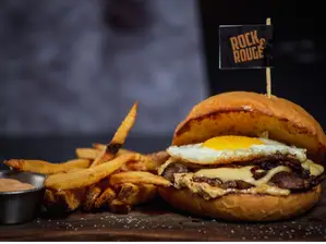 Pollo crispy con papas de Rock And Rouge San Fco