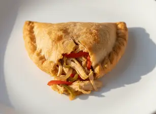 Empanada de pollo de Roti Lau