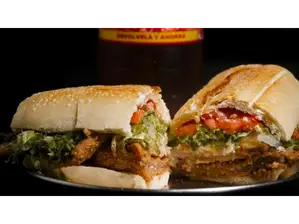 Sándwich de milanesa de Roti Lau