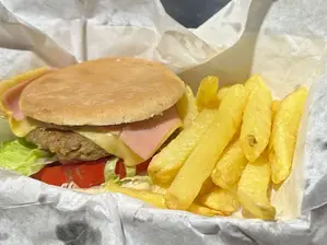 Hamburguesa individual con papas de Rotiseria Alameda