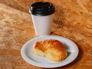 CAFÉ + 1 MEDIALUNA de Sanguchenzo