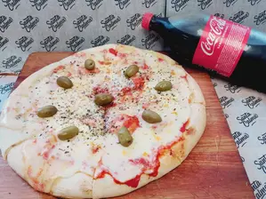 1 pizza muzza 8 porciones + gaseosa 1 1/2 de SantaCalma - Delivery (efectivo-mercado pago o débito)