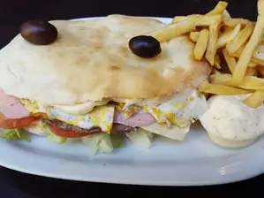 Lomo Pan de Pizza con Papas de SILVESTRE