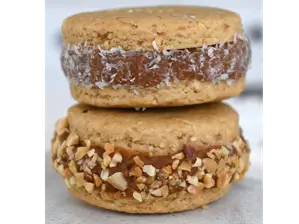 Alfajor keto sin azúcar con nueces y relleno de dulce de leche de Siná