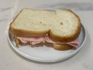 Sandwich en pan blanco de molde de Somos Tribu