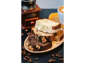 Porción de budín de Naranja y Matcha de Somos Tribu