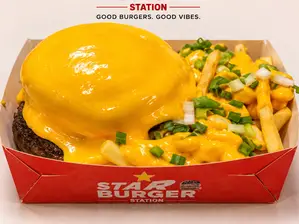 BURGER BAÑADA EN CHEDDAR de Star Burger