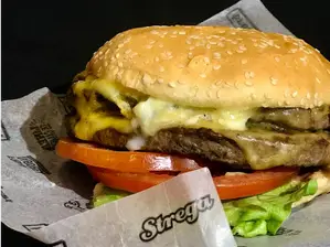 Burger Doble Titan con Papas Fritas de Strega San Francisco