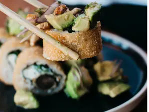PROMO 12 piezas *VEGETARIANAS* + Bebida + Salsa (Mediodía) de Teppanyaki Valle Escondido
