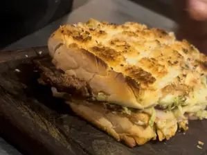 MILANESAURIO (Sandwich De Milanesa) de The black calera