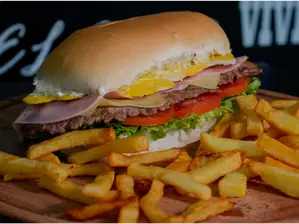Milanesa a caballo (carne o pollo) de The black calera