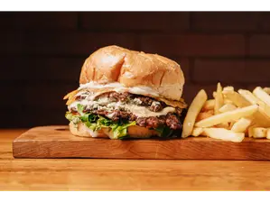 BURGER ATI + PAPAS FRITAS de TOPPING BURGER CERRO