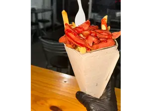 BURGER JR + PAPAS PEQUEÑAS + GASEOSA de Veneboom Caja