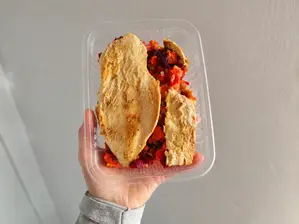 Pollo con ensalada de arroz yamani, porotos alubia, remolacha y zanahoria en vinagreta de mostaza. de Viandas Nutricion en Prosa